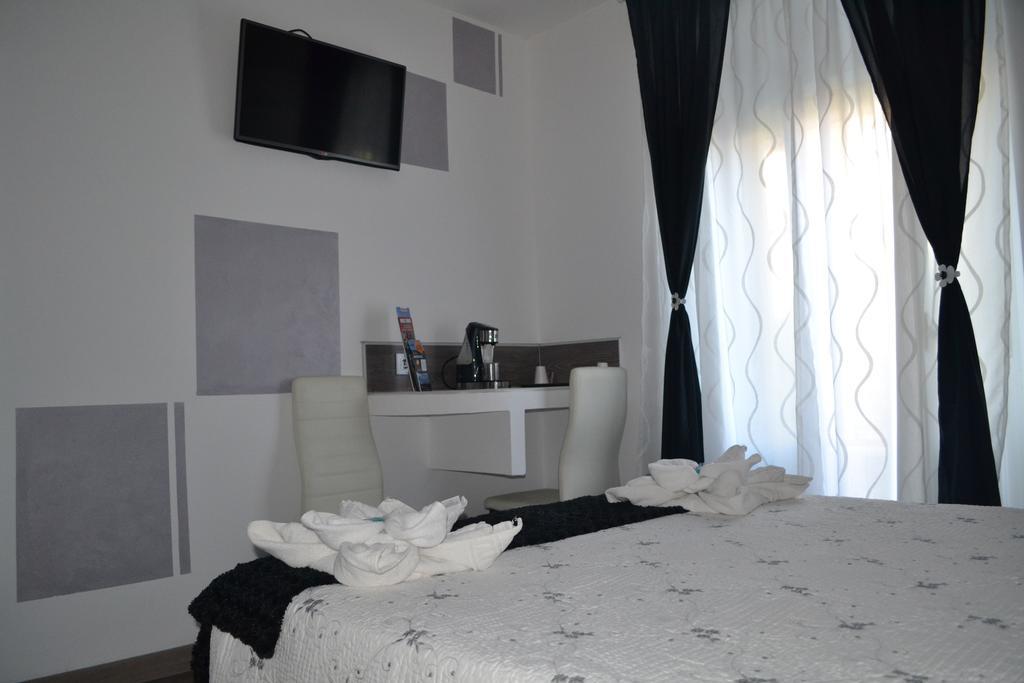 Hostal Meyra Madrid Exterior foto