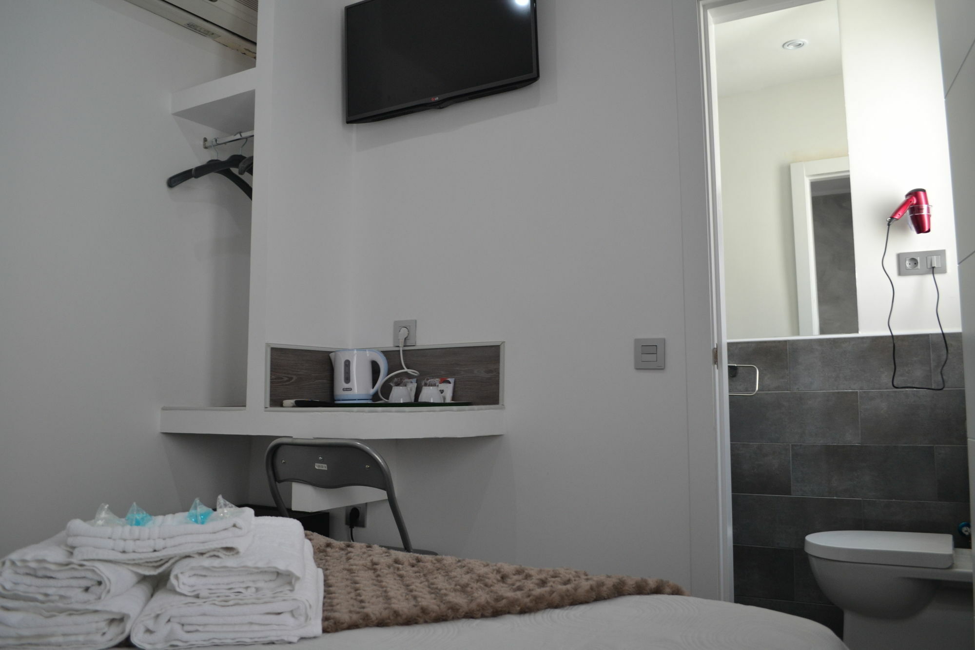 Hostal Meyra Madrid Exterior foto