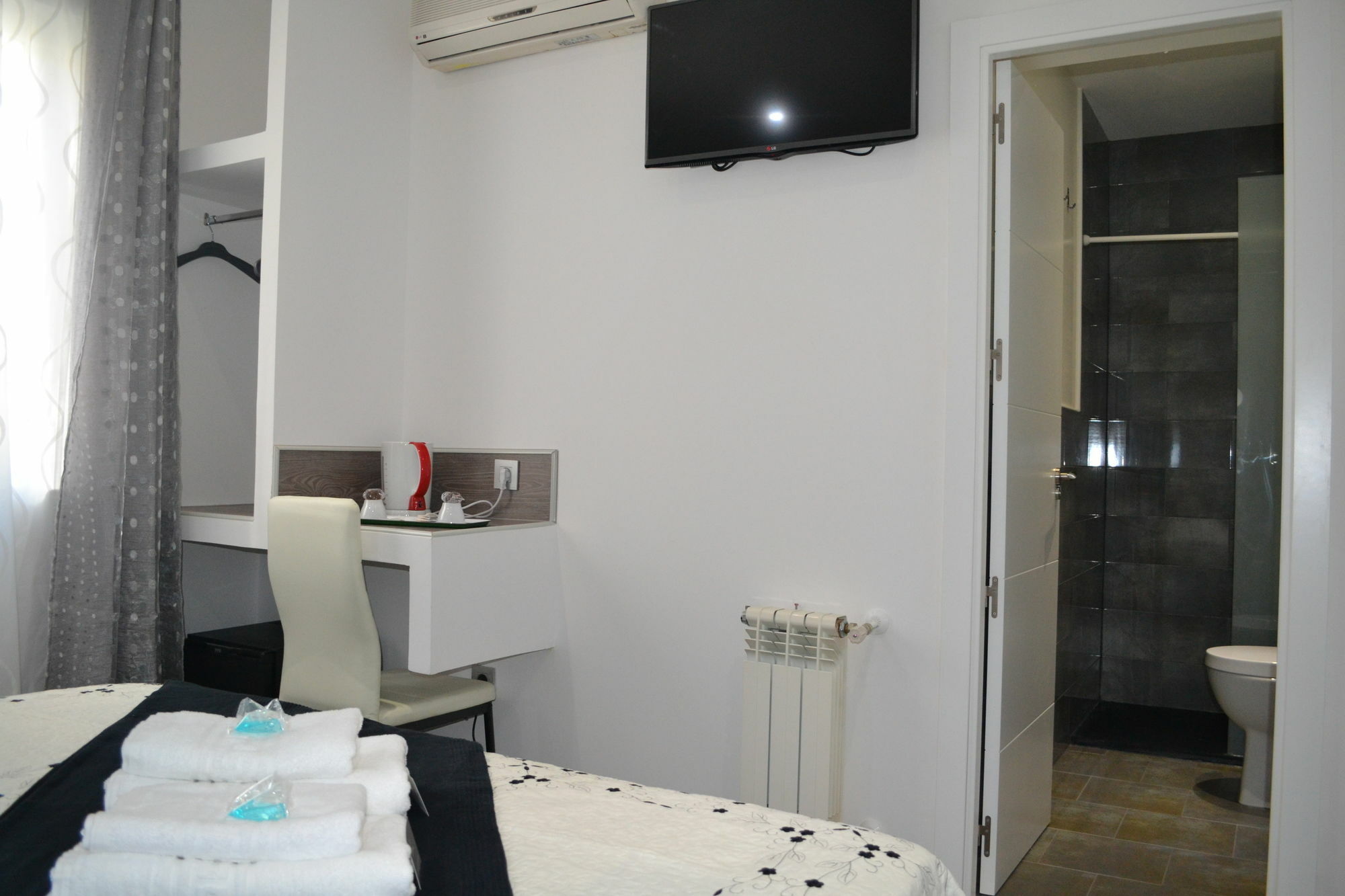 Hostal Meyra Madrid Exterior foto