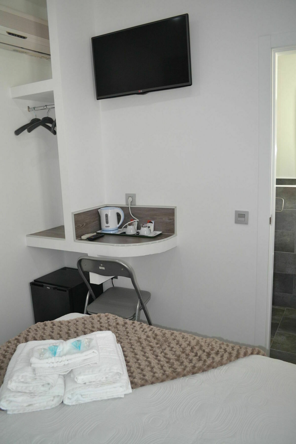 Hostal Meyra Madrid Exterior foto