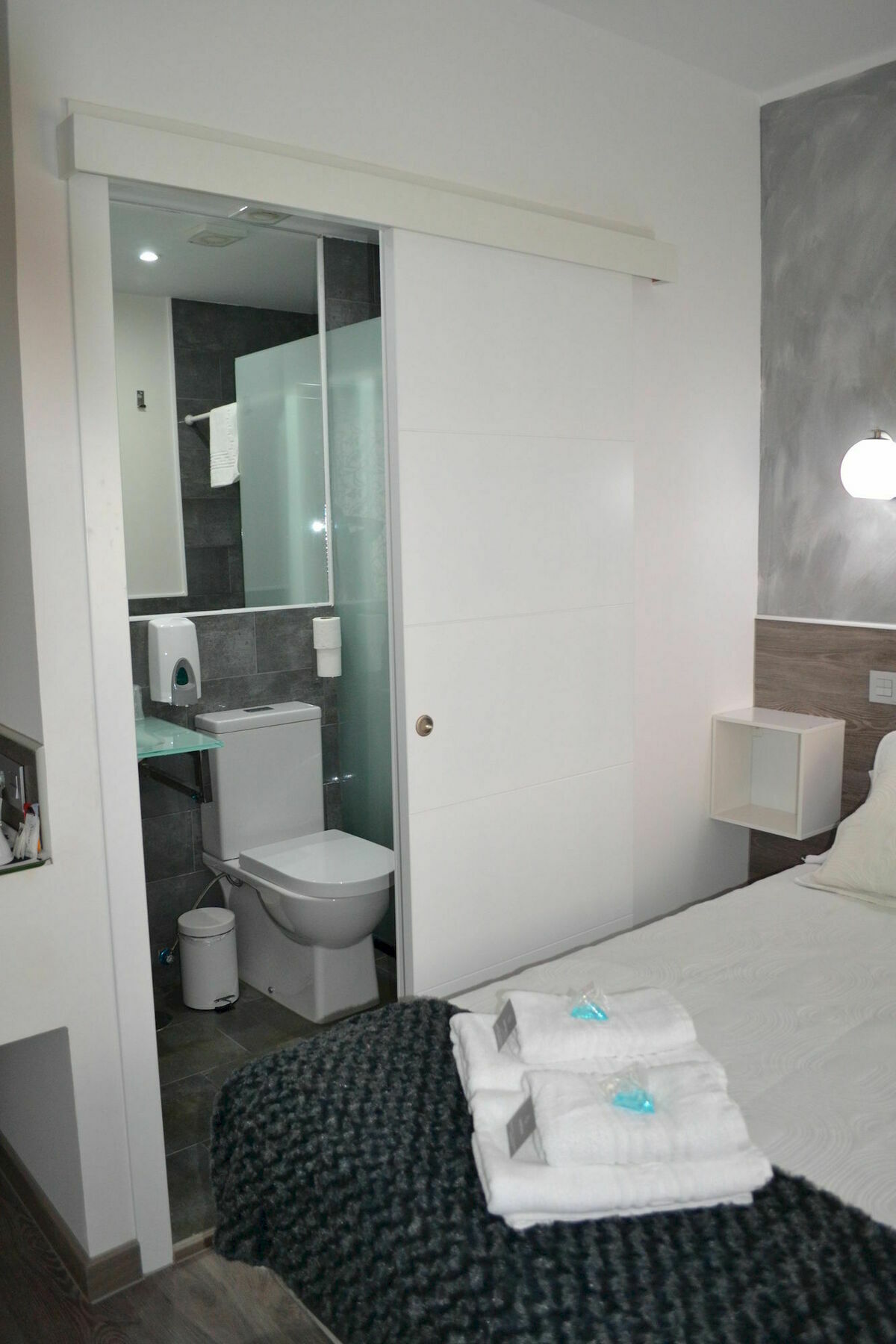 Hostal Meyra Madrid Exterior foto