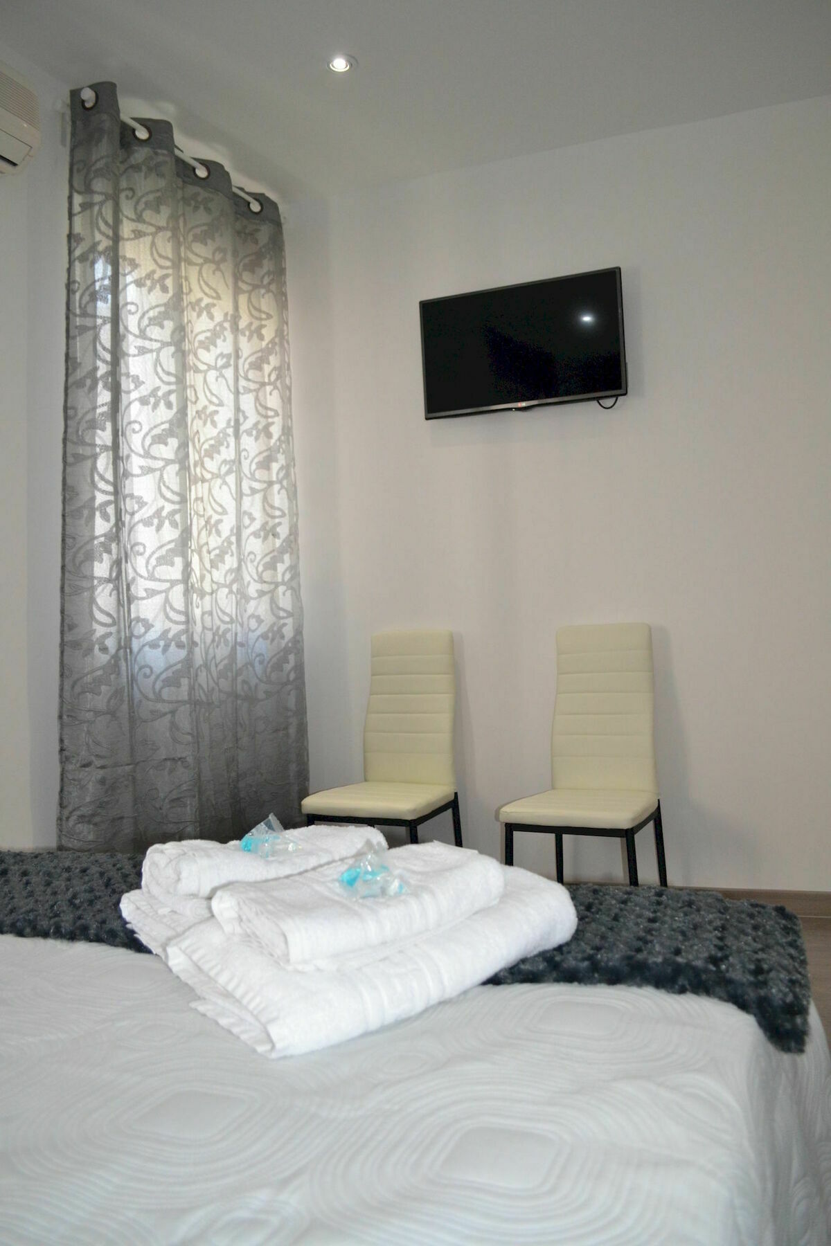 Hostal Meyra Madrid Exterior foto