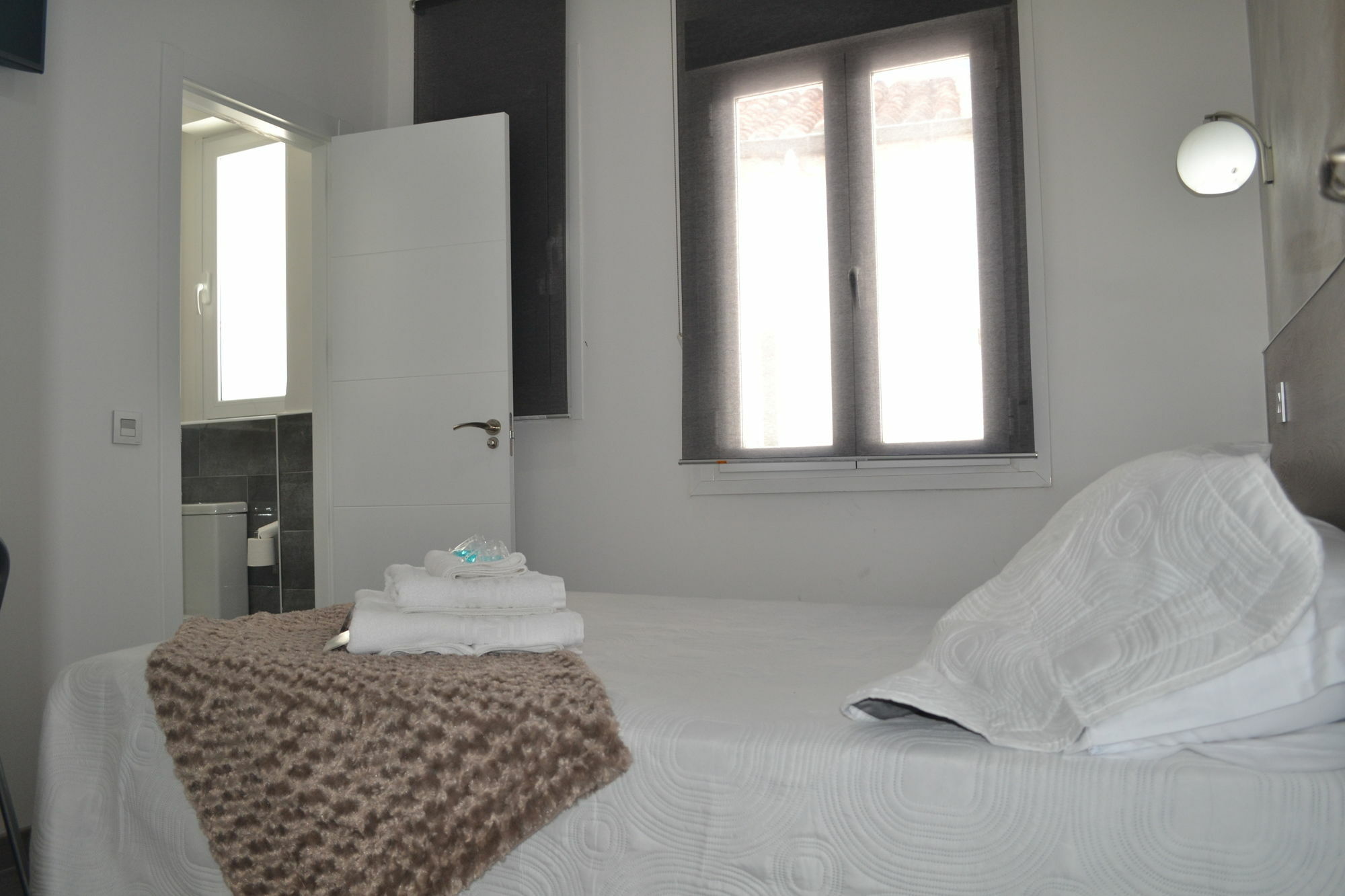 Hostal Meyra Madrid Exterior foto